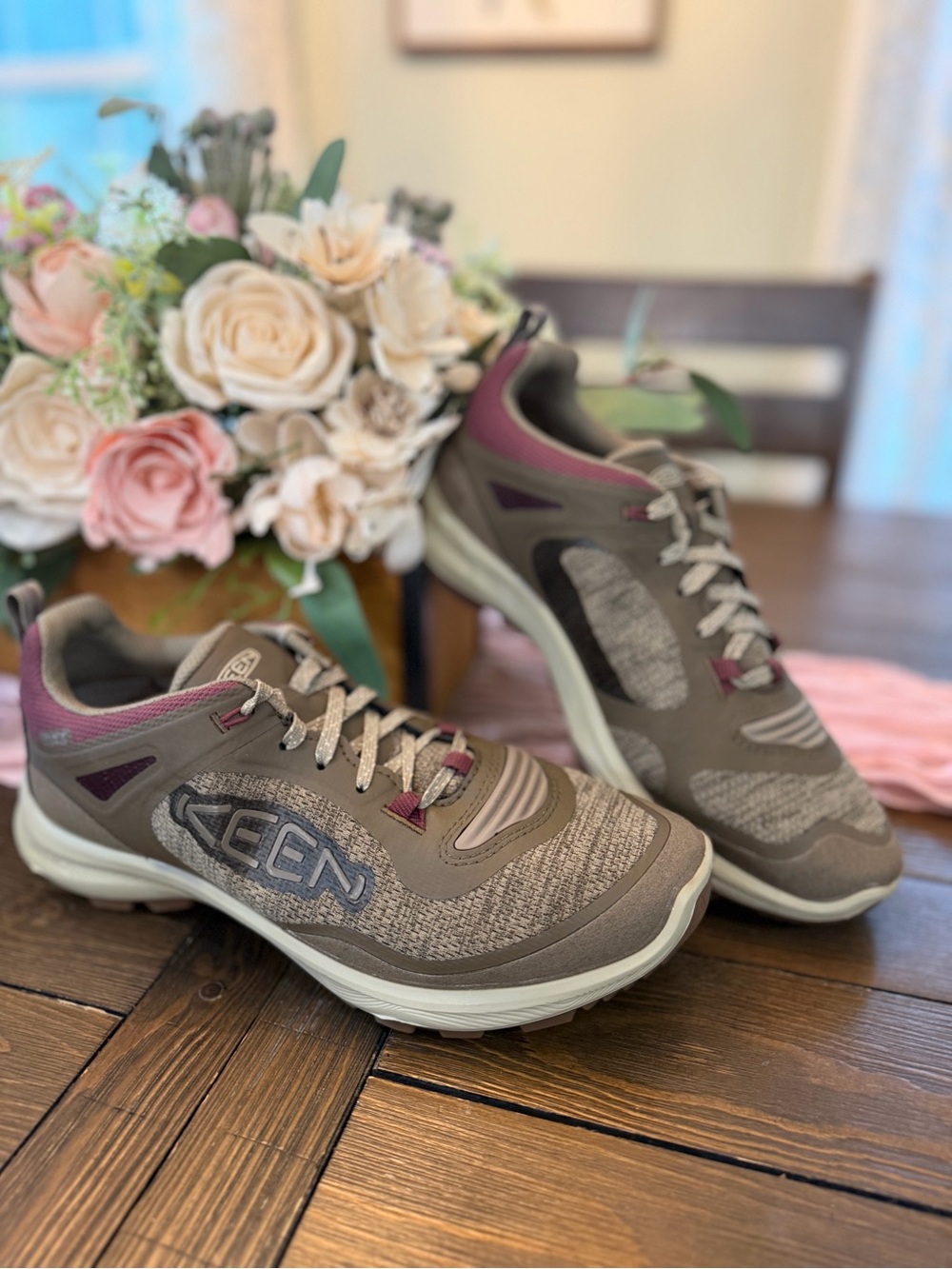 New - Keen Hiking shoes, women’s 9.5